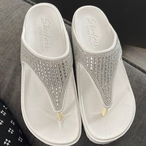 Size 8 Skechers luxe foam sandal